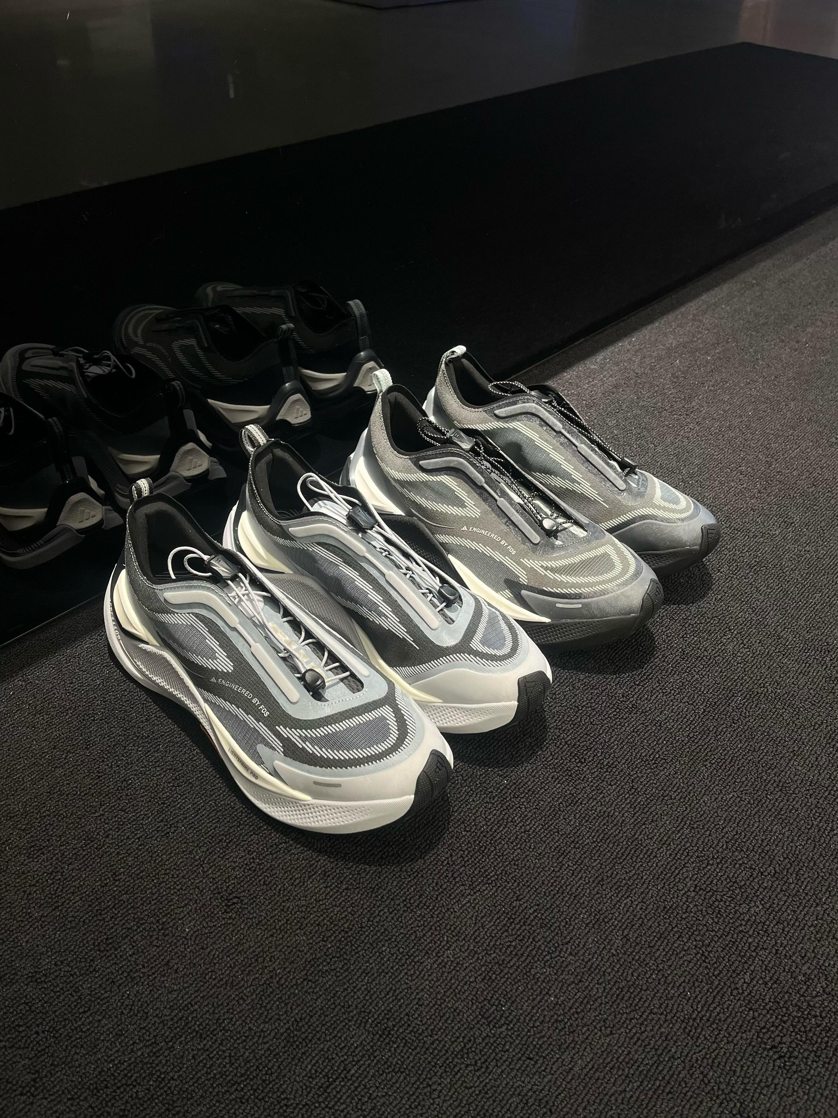 🖤 暗黑机能党直接狂喜!这双真的精准戳中我心巴Adidas Holo Peak 一上脚